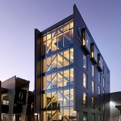Il professionista ha prefabbricato la costruzione di edifici d'acciaio abile