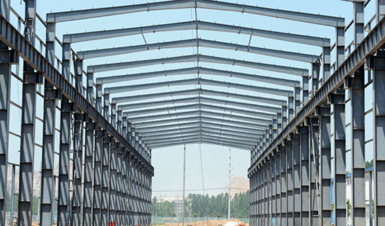 Magazzino prefabbricato d'acciaio laminato a caldo/saldato della sezione di H con la gru 3-20T