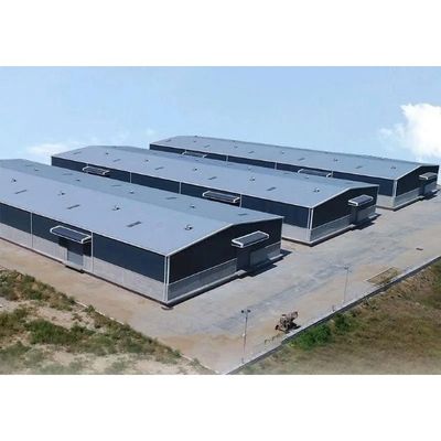 Gruppo di lavoro della struttura d'acciaio che sviluppa la costruzione strutturale del magazzino