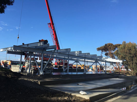 Fondazione in cemento e telaio di portale in acciaio per costruzioni prefabbricate in acciaio