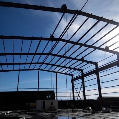 Gruppo di lavoro della struttura d'acciaio che sviluppa la costruzione strutturale del magazzino