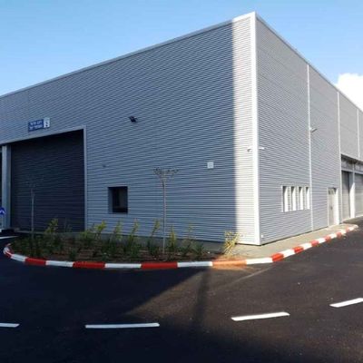 Gruppo di lavoro della struttura d'acciaio che sviluppa la costruzione strutturale del magazzino