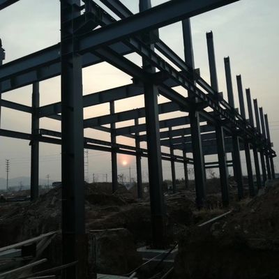 Laboratorio di costruzione di strutture in acciaio leggero di larga lunghezza con trave da gru