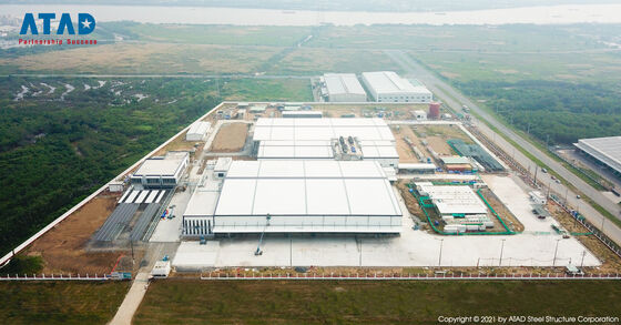 Un'officina di lavorazione di strutture leggere in acciaio a grande luce con travi per gru
