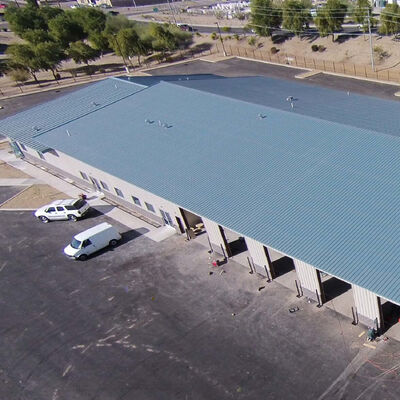 Laboratorio di produzione e lavorazione di strutture in acciaio con tetto a falde