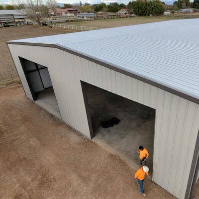 Laboratorio di produzione e lavorazione di strutture in acciaio con tetto a falde