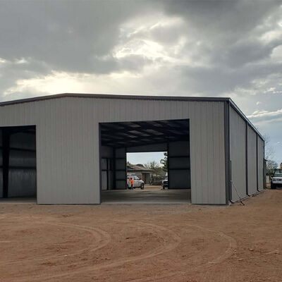 Laboratorio di produzione e lavorazione di strutture in acciaio con tetto a falde