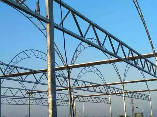 Serra in film di polietilene a campata continua, utilizzata per migliorare e accelerare la maturazione degli ortaggi