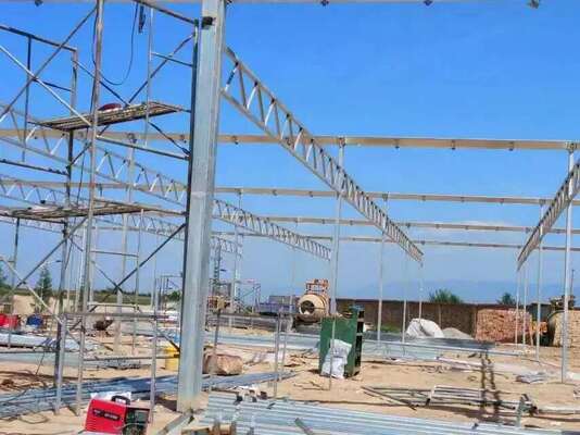 Serra in film di polietilene a campata continua, utilizzata per migliorare e accelerare la maturazione degli ortaggi